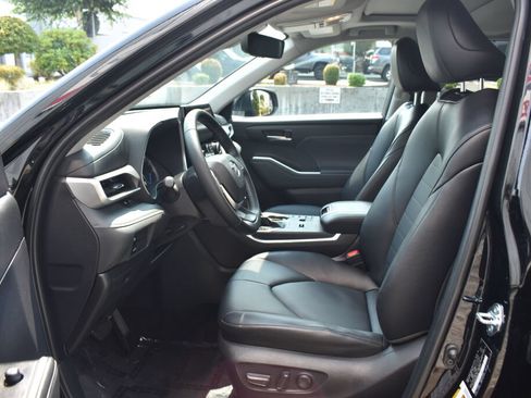 Certified 2026 Toyota Highlander XLE AWD/4WD image 18