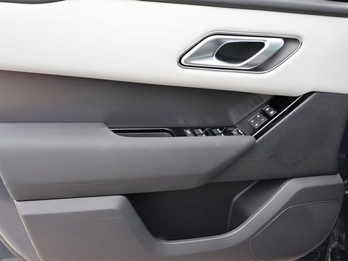 Used 2025 Land Rover Range Rover Velar Dynamic SE image 9