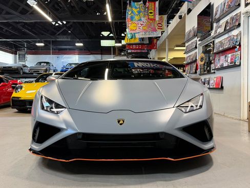 Used 2022 Lamborghini Huracan EVO RWD image 2