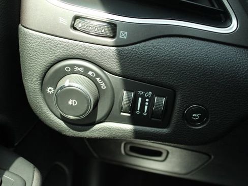 Used 2019 Jeep Cherokee Latitude Plus w/ Comfort/Convenience Group AWD/4WD image 24