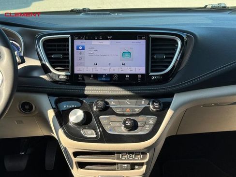 Used 2022 Chrysler Pacifica Touring-L FWD image 16