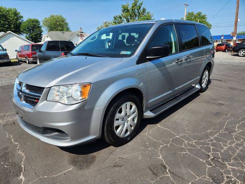 Used 2019 Dodge Grand Caravan SE w/ UConnect Hands-Free Group FWD image 4