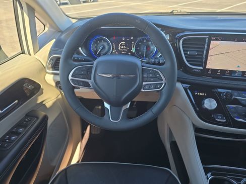 Used 2023 Chrysler Pacifica Limited image 10