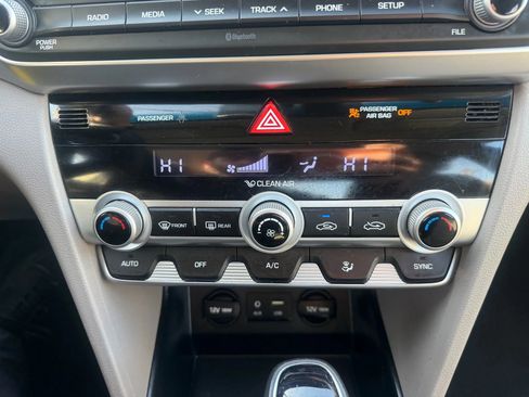 Used 2020 Hyundai Elantra SE image 25