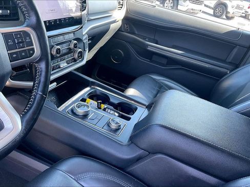 Used 2024 Ford Expedition XLT image 18
