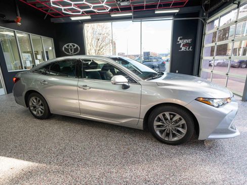 Used 2019 Toyota Avalon XLE image 5