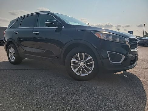 Used 2017 Kia Sorento AWD w/ LX Convenience Package image 2