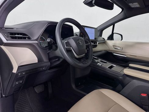 Used 2024 Toyota Sienna XLE image 12