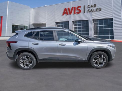 Used 2025 Chevrolet Trax LT w/ LT Convenience Package image 5