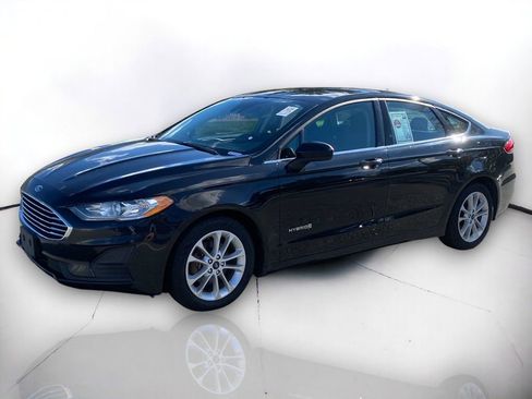 Used 2019 Ford Fusion SE image 2