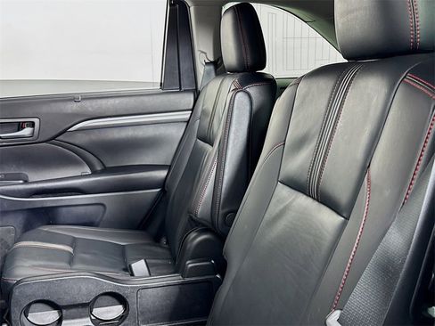 Used 2019 Toyota Highlander SE image 11