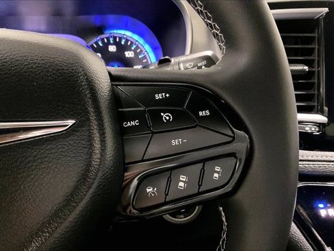 Used 2025 Chrysler Pacifica Limited FWD image 19