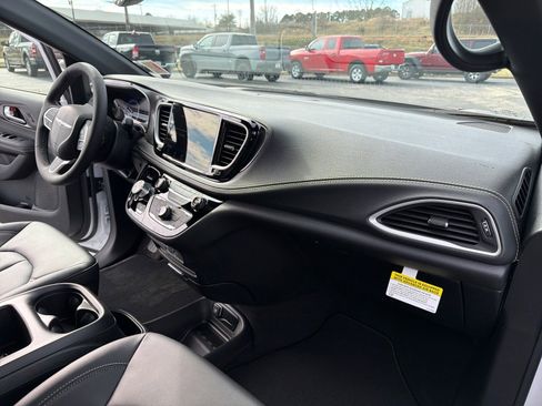 New 2026 Chrysler Pacifica Select image 17