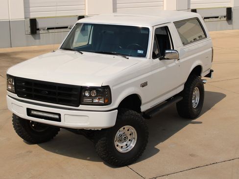Used 1993 Ford Bronco XLT AWD/4WD image 2