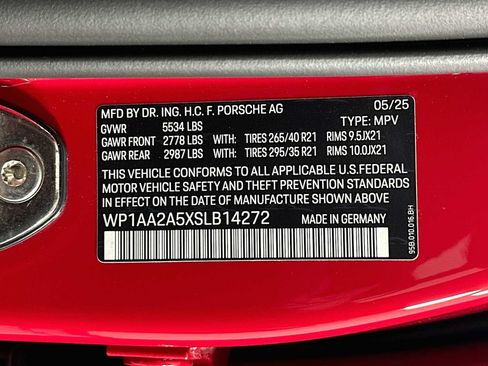 Certified 2025 Porsche Macan AWD/4WD image 32