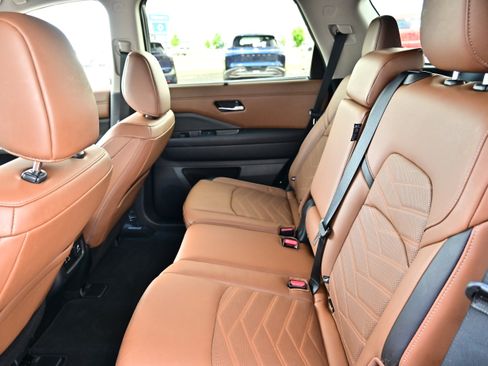 Certified 2025 Nissan Pathfinder Platinum w/ Black Appearance Package AWD/4WD image 16