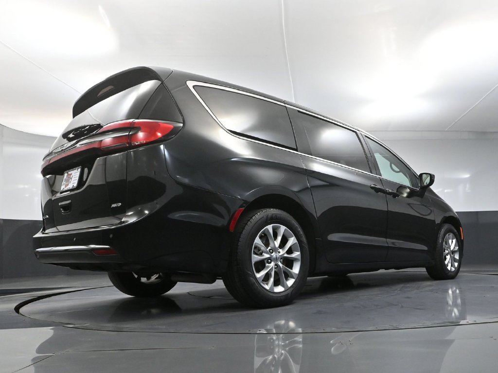 Used 2023 Chrysler Pacifica Touring-L AWD/4WD image 43