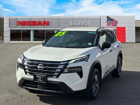 Used 2025 Nissan Rogue S image 2