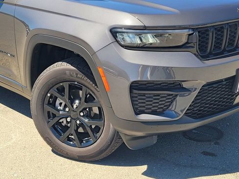 Used 2025 Jeep Grand Cherokee Altitude w/ Trailer Tow Package AWD/4WD image 9