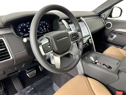 Used 2025 Land Rover Discovery Dynamic SE AWD/4WD image 10