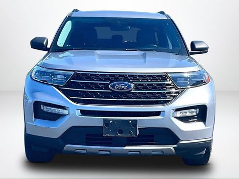 Used 2021 Ford Explorer XLT AWD/4WD image 3