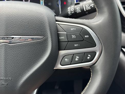 Used 2025 Chrysler Pacifica Select FWD image 14