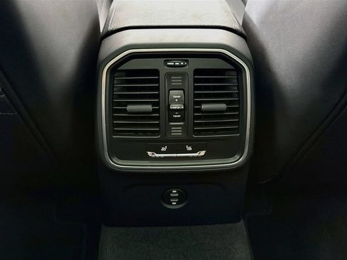 Certified 2025 Porsche Macan AWD/4WD image 27