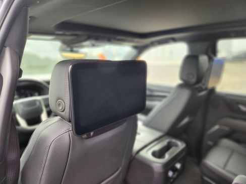 Used 2024 GMC Yukon Denali w/ Advanced Technology Package image 14