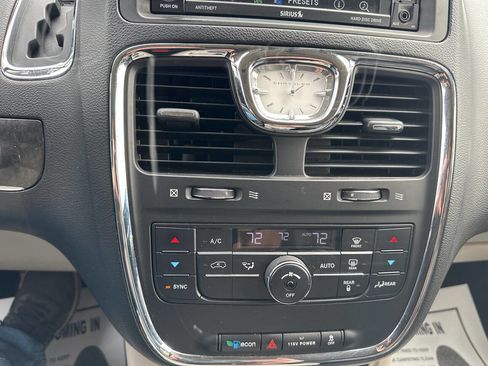 Used 2015 Chrysler Town & Country Touring FWD image 26