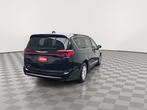 Used 2024 Chrysler Pacifica Touring-L image 38