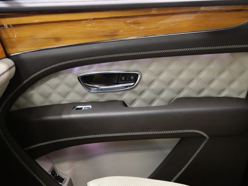 Used 2021 Bentley Bentayga Hybrid -Mulliner Driving Speci image 34