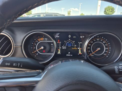 Used 2021 Jeep Wrangler Unlimited Sahara AWD/4WD image 10