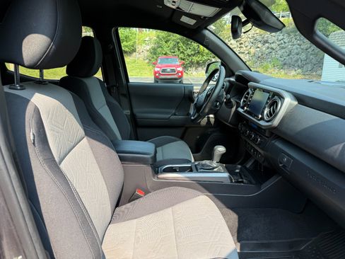 Used 2022 Toyota Tacoma TRD Sport AWD/4WD image 22
