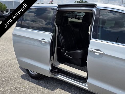 Used 2024 Chrysler Pacifica Touring-L FWD image 15