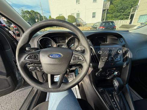 Used 2018 Ford Focus SE FWD image 18