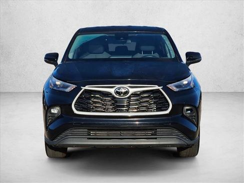 Used 2025 Toyota Highlander LE FWD image 2