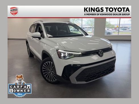 Used 2025 Volkswagen Taos SE FWD image 1