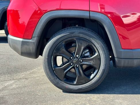 Used 2018 Jeep Compass Latitude w/ Popular Equipment Group AWD/4WD image 38
