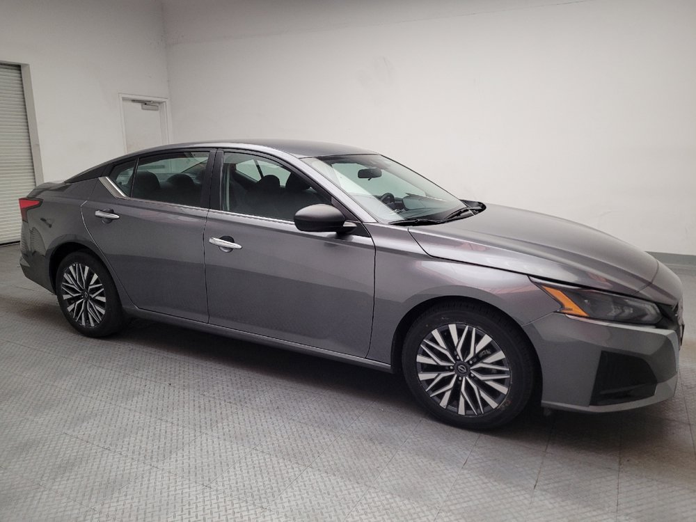 Used 2025 Nissan Altima 2.5 SV FWD image 11