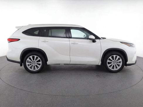 Used 2024 Toyota Grand Highlander AWD image 11