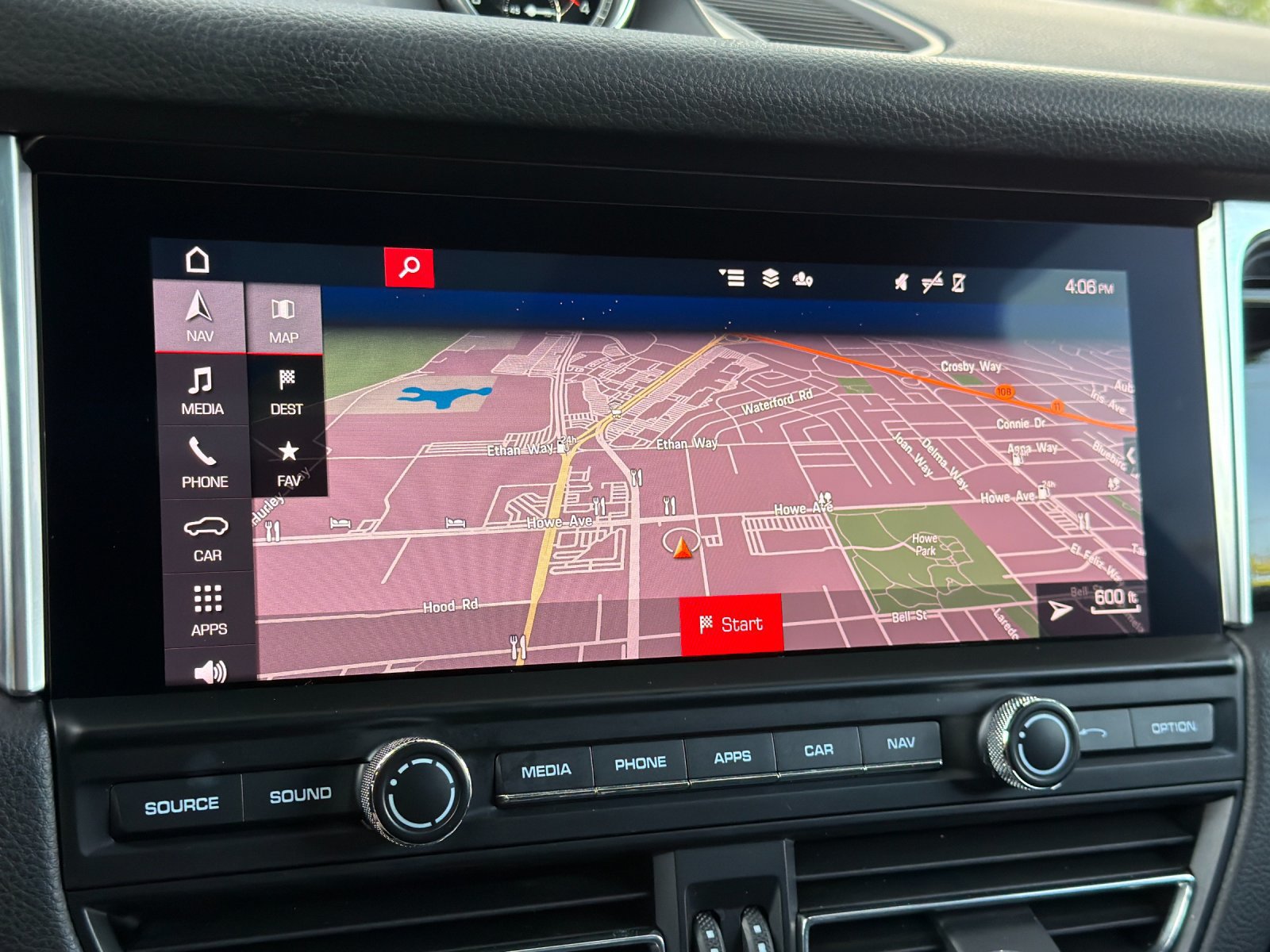 Used 2020 Porsche Macan AWD/4WD image 18
