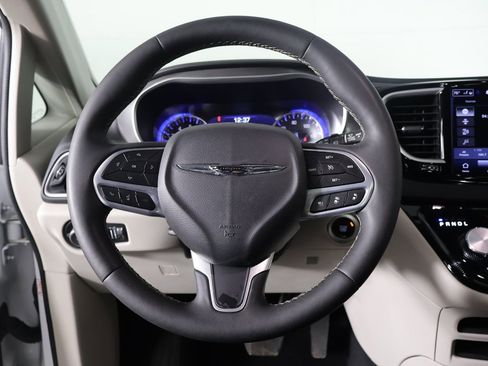 Used 2024 Chrysler Pacifica Touring-L image 39