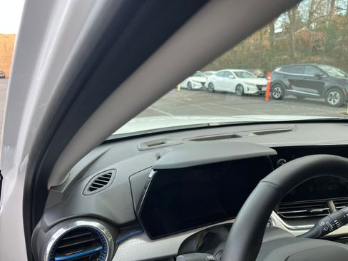 Used 2025 Chevrolet Trax LT w/ LT Convenience Package image 32