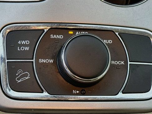 Used 2018 Jeep Grand Cherokee Limited AWD/4WD image 13