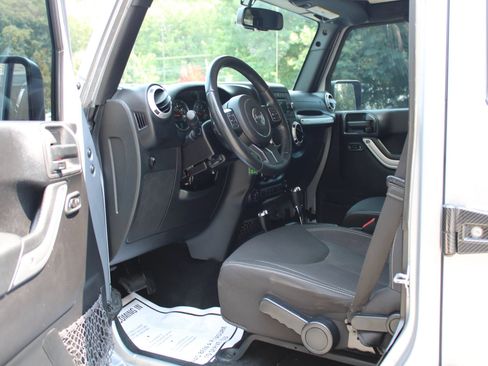 Used 2015 Jeep Wrangler Unlimited Sahara w/ Connectivity Group AWD/4WD image 16