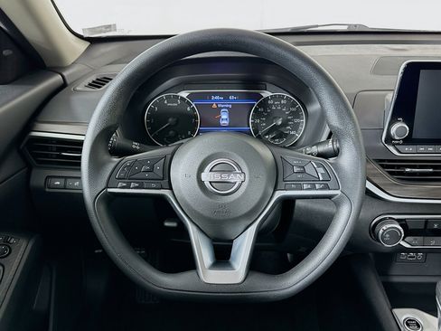 Used 2025 Nissan Altima 2.5 SV FWD image 18