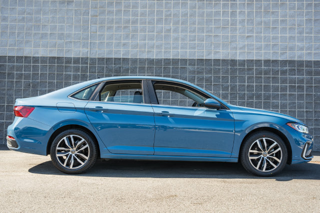 Used 2025 Volkswagen Jetta SE FWD image 3
