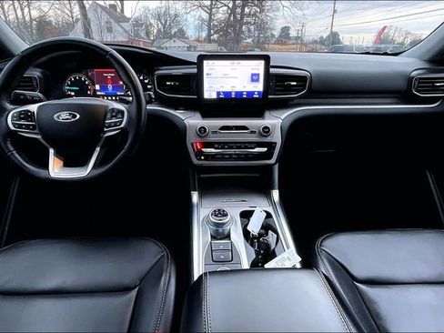 Used 2022 Ford Explorer XLT w/ Equipment Group 202A image 18