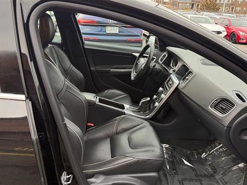 Used 2016 Volvo S60 T5 R-Design image 9