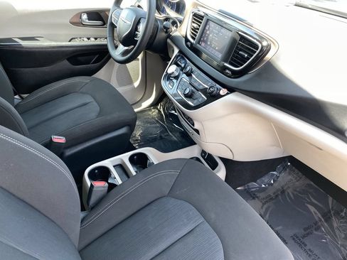 Used 2023 Chrysler Voyager LX FWD image 9
